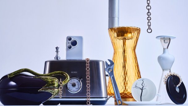 «Дом фарфора», блюдо для горячего Bordallo Pinheiro из коллекции «Баклажан». Shiphra, серьги «10» из желтого золота с лабораторно выращенными бриллиантами. BORK, тостер. Shiphra, чокер «10» из розового золота с лабораторно выращенными бриллиантами. HUAWEI, смартфон Pura 70 Pro. Venini, светильник (ЦУМ). «Дом фарфора», чашка Dibbern из коллекции «Черный лес». Venini, графин Donna (ЦУМ). Liza Borzaya, браслет Treasure из желтого золота с жемчугом. «Русские самоцветы», браслет Chain из белого золота с бриллиантами. (Фото Дмитрия Журавлева. Сет-дизайнер Ольга Шуняева)