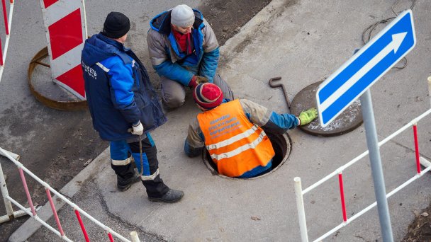 Рабочие теплосети во время устранения аварии. (Фото Валентина Антонова / ТАСС)