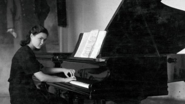 София Губайдулина в зале Казанского музыкального училища, 1948 год (Фото Центра современной музыки Софии Губайдулиной)