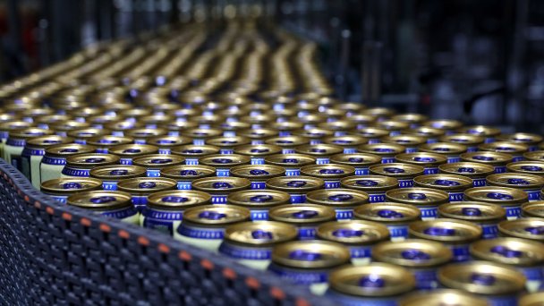 Разливочный цех завода ЗАО "Московская пивоваренная компания" (Фото Валерия Шарифулина / ТАСС)