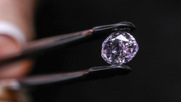 Онлайн-аукцион редких бриллиантов инвестиционного класса компании «Алроса». (Фото Валерия Шарифулина / ТАСС)