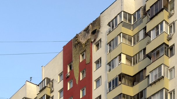 Повреждения в многоквартирном доме на Домодедовской улице в Москве (Фото Романа Ветрова / ТАСС)