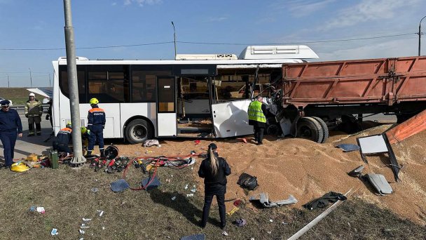 Последствия столкновения рейсового автобуса и грузового автомобиля в Симферопольском районе (Фото Марии Малашенко / ТАСС)