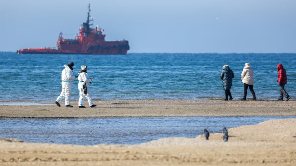 Уборка мазута в Краснодарском крае после разлива в Черном море (Фото Дмитрия Феоктистова / ТАСС)