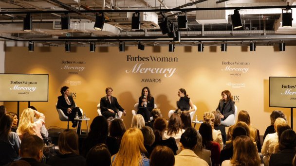 Юлия Соловьева, экс-гендиректор Google, председатель совета директоров ГК Softline; Алена Куратова, директор фонда «Дети-Бабочки»; Юлия Варшавская, Forbes Woman; Дарья Золотухина, HR-директор «Яндекса»; Алина Назарова, руководительница «А-Клуба»  · DR