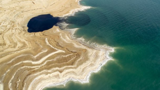 Воронка на берегу Мертвого моря (Фото Getty Images)