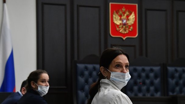 Элина Сушкевич (слева) и Елена Белая в суде (Фото Евгения Биятова / РИА Новости)