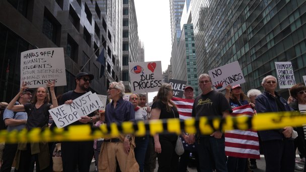 Демонстрация против администрации президента Дональда Трампа в Нью-Йорке. 19 апреля 2025 года (Фото Selcuk Acar / Anadolu via Getty Images)