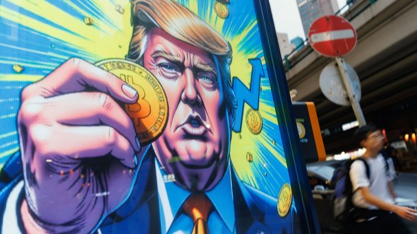 Реклама с Дональдом Трампом и биткоинами в Гонконге (Фото May James / SOPA Images / LightRocket via Getty Images)