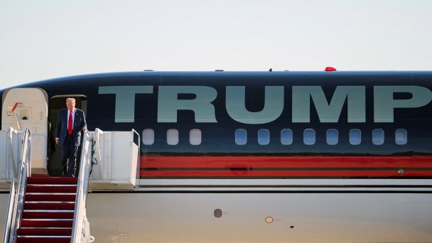 Трамп превратил свой частный самолет в настоящий воздушный билборд. (Фото Brian Snyder / Reuters)