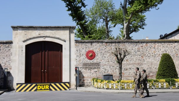 Военные возле рабочего офиса президента Турции в Долмабахче, где могут состояться прямые переговоры России и Украины (Фото Leonhard Foeger / Reuters)
