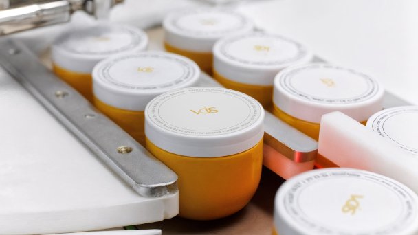 На производстве уходовой косметики VOIS (Фото DR)