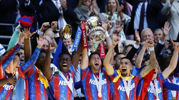 Игроки «Кристал Пэлас» празднуют победу в Кубке Англии (Фото EPA / TASS)