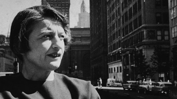 Айн Рэнд на улице Нью-Йорка, 1957 год (Фото New York Times Co. / Getty Images)