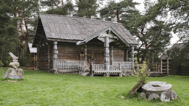 В центре Учмы для создания музейной экспозиции местная власть выделила Василию Смирнову участок (Фото Ксении Инверс для Forbes)