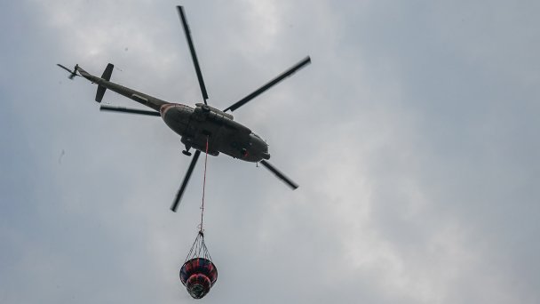 Вертолет МЧС во время тушения лесных пожаров. (Фото Евгения Епанчинцева / ТАСС)