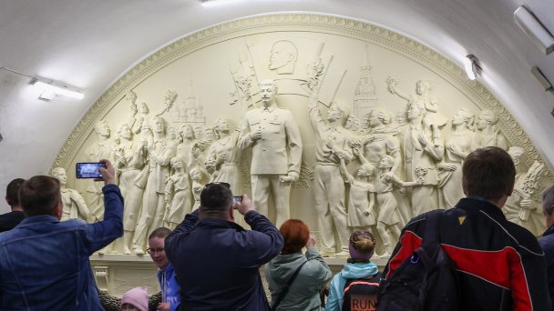 Восстановленный к 90-летию Московского метрополитена барельеф «Благодарность народа вождю-полководцу» (Фото Сергея Булкина / ТАСС)