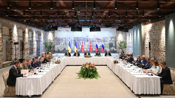 Делегации России и Украины во время переговоров в рабочем офисе президента Турции Долмабахче. (Фото Рамиля Ситдикова / POOL / ТАСС)