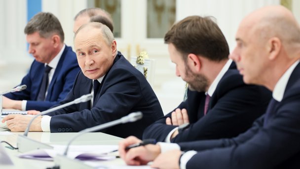 Владимир Путин во время встречи с представителями деловых кругов в Кремле. (Фото Сергея Савостьянова / ТАСС)