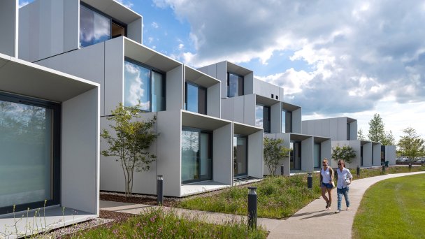 В Dyson Institute Village в Великобритании студенты живут в 63 индивидуальных капсулах с панорамными окнами. (Фото WilkinsonEyre)