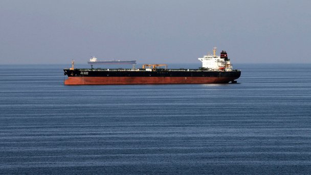 Нефтяные танкеры, проходящие через Ормузский пролив (Фото Hamad I Mohammed / Reuters)