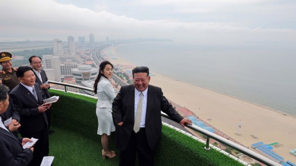 Ким Чен Ын с дочерью Ким Чжу Э (Фото KCNA)