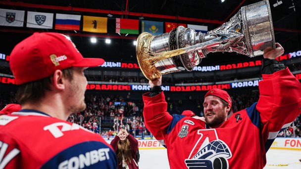 Игроки «Локомотива» радуются победе (Фото Сергея Савостьянова / ТАСС)
