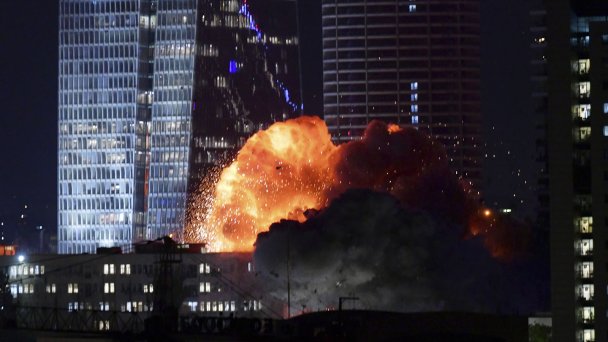 Взрыв во время ракетного обстрела Тель-Авива, Израиль, 13 июня 2025 года. (Фото Tomer Neuberg / AP Photo / TASS)