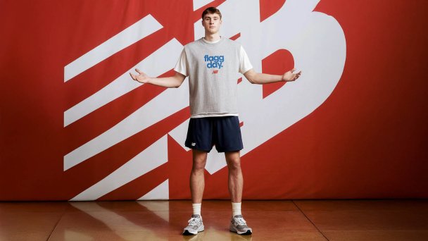 В 1990-х годах бренд New Balance хвастался тем, что продает свою продукцию «без звездной рекламы». Сегодня среди амбассадоров компании первый номер драфта НБА Купер Флэгг (Фото New Balance)