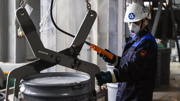 На складе готовой продукции на предприятии по добыче урана (Фото Доната Сорокина / ТАСС)