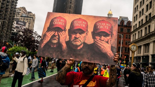 Демонстранты в парке Вашингтон-сквер на Манхэттене в рамках протеста «Нет королям», июнь 2025 год (Фото Abaca Press / TASS)