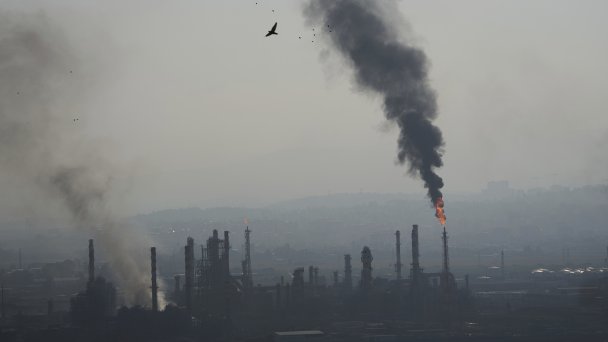 Нефтеперерабатывающий завод в Хайфе после попадания иранской ракеты, Израиль, 16 июня 2025 года (Фото Ariel Schalit / AP Photo)