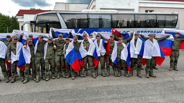 Встреча российских военнослужащих, вернувшихся из украинского плена в рамках стамбульсикх договоренностей. (Фото ТАСС)