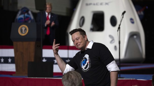 Илон Маск после успешного запуска ракеты SpaceX Falcon 9 с пилотируемым космическим кораблем Crew Dragon (Фото Saul Martinez / Getty Images)