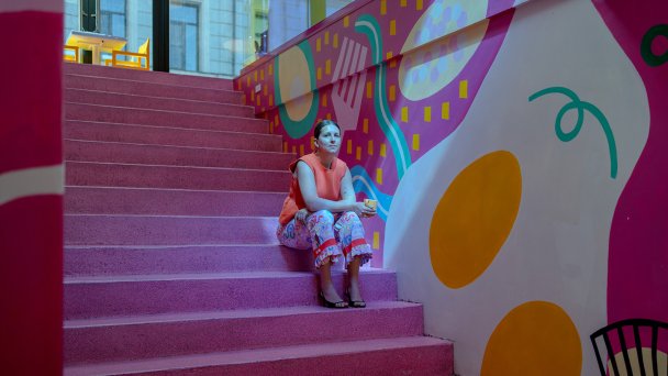 Полина Юрова и Светлана Михалева (на фото) запустили Eggsellent в 2017 году, когда им было чуть больше 20 лет. К тому моменту они прошли схожий карьерный путь, переживали личный кризис и не знали, чем заниматься дальше. (Фото Арсения Несходимова для Forbes)