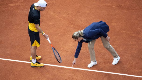 Спор с главным судьей во время матча на турнире «Ролан Гаррос» (Фото Tim Clayton / Corbis via Getty Images)
