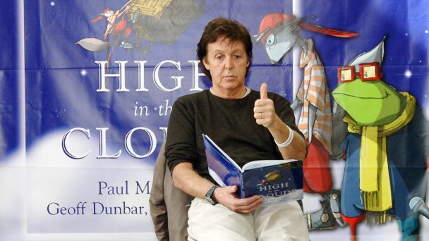 Пол Маккартни читает свою детскую книгу «Высоко в облаках» (Фото Jon Kopaloff / FilmMagic)