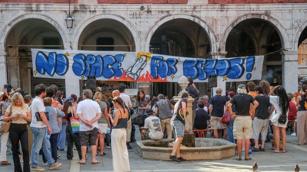 Активисты кампании «Нет места для Безоса» в Венеции (Фото Stefano Mazzola / Getty Images)