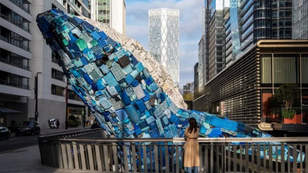 Скульптура «Whale on the Wharf» создана из 5 тонн пластика, собранного на пляжах Гавайев (Фото Getty Images)