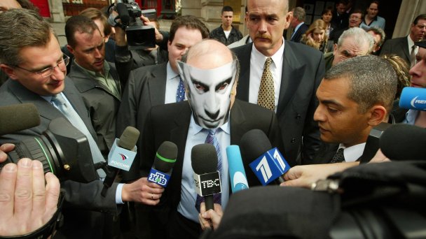 Борис Березовский разговаривает с журналистами после выхода из суда на Боу-стрит в Лондоне, 2 апреля 2003 года (Фото Peter Macdiarmid / Reuters)