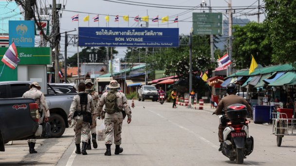Добровольцы Тайского оборонного корпуса идут через контрольно-пропускной пункт Бан Лем (Фото Valeria Mongelli / Anadolu via Getty Images)