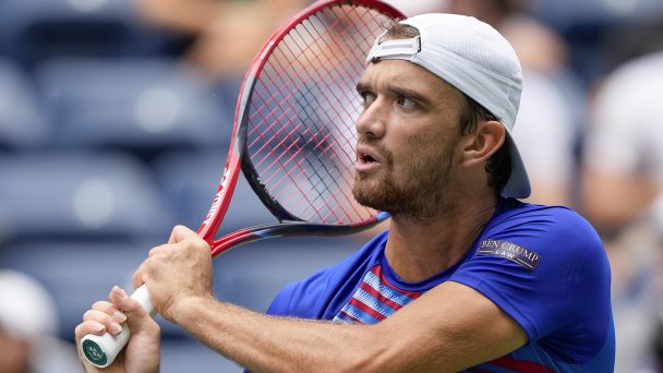 Томаш Махач на US Open с патчем, рекламирующим юридическую фирму Ben Crump (Фото AP Photo / Kirsty Wigglesworth)