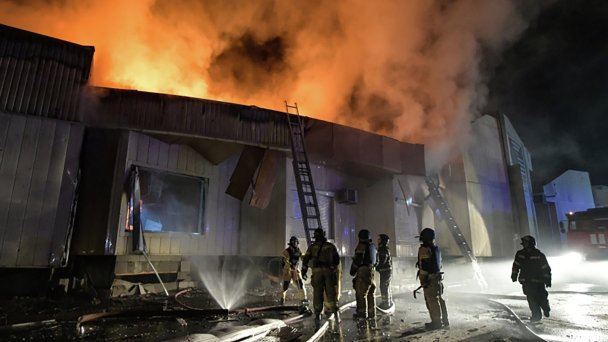 Сотрудники МЧС России устраняют последствия атаки ВСУ на Ворошиловский район Донецка. (Фото Таисии Воронцовой / «РИА Новости»)