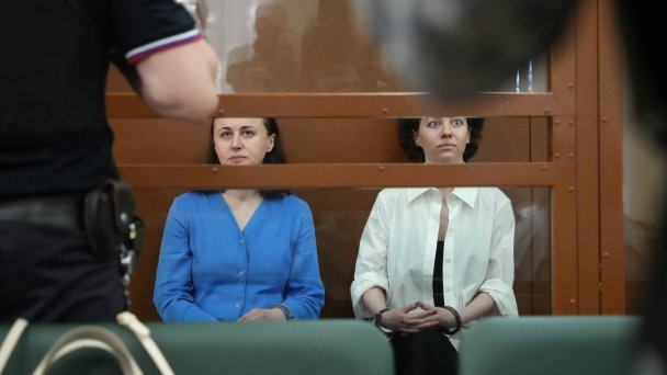 Драматург Светлана Петрийчук и режиссер Женя Беркович (Фото AP / TASS)