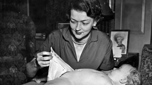 Марион Донован демонстрирует Boater (Фото Smithsonian Institution)