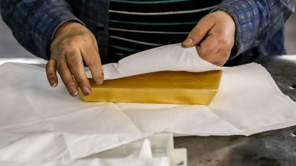Подготовка золотых слитков к транспортировке в банковские хранилища на Щелковском заводе вторичных драгоценных металлов золотодобывающего предприятия АО «Южуралзолото Группа Компаний». (Фото Сергея Фадеичева / ТАСС)