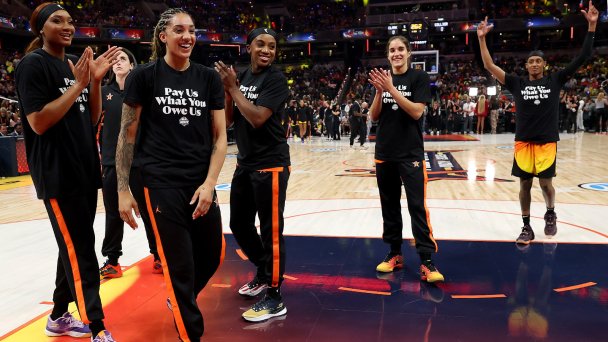 Игроки Женской национальной баскетбольной ассоциации (WNBA) надели футболки с надписью «Заплатите нам то, что вы должны» (Фото Steph Chambers / Getty Images)