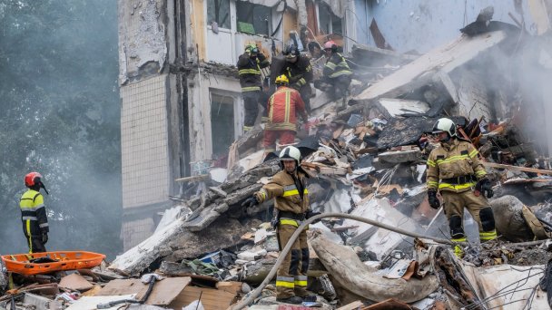 Операция по поиску и спасению в жилом доме в районе Святошинский (Фото Virginie Nguyen Hoang / Reuters)