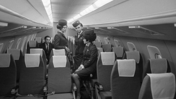 Стюардессы в салоне самолета (Фото Сергея Преображенского / ТАСС)