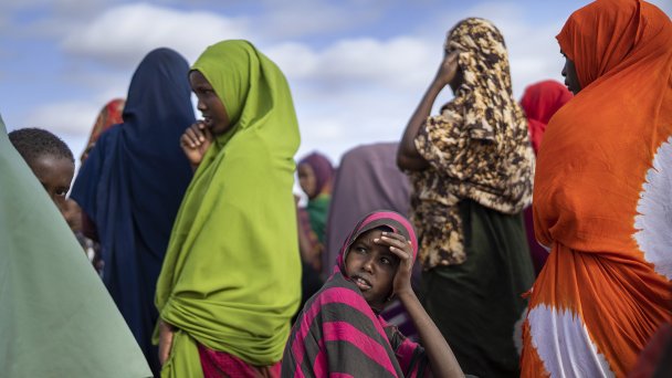 Сомалийские женщины в лагере для беженцев на окраине Доллоу, Сомали (Фото Jerome Delay / AP Photo)